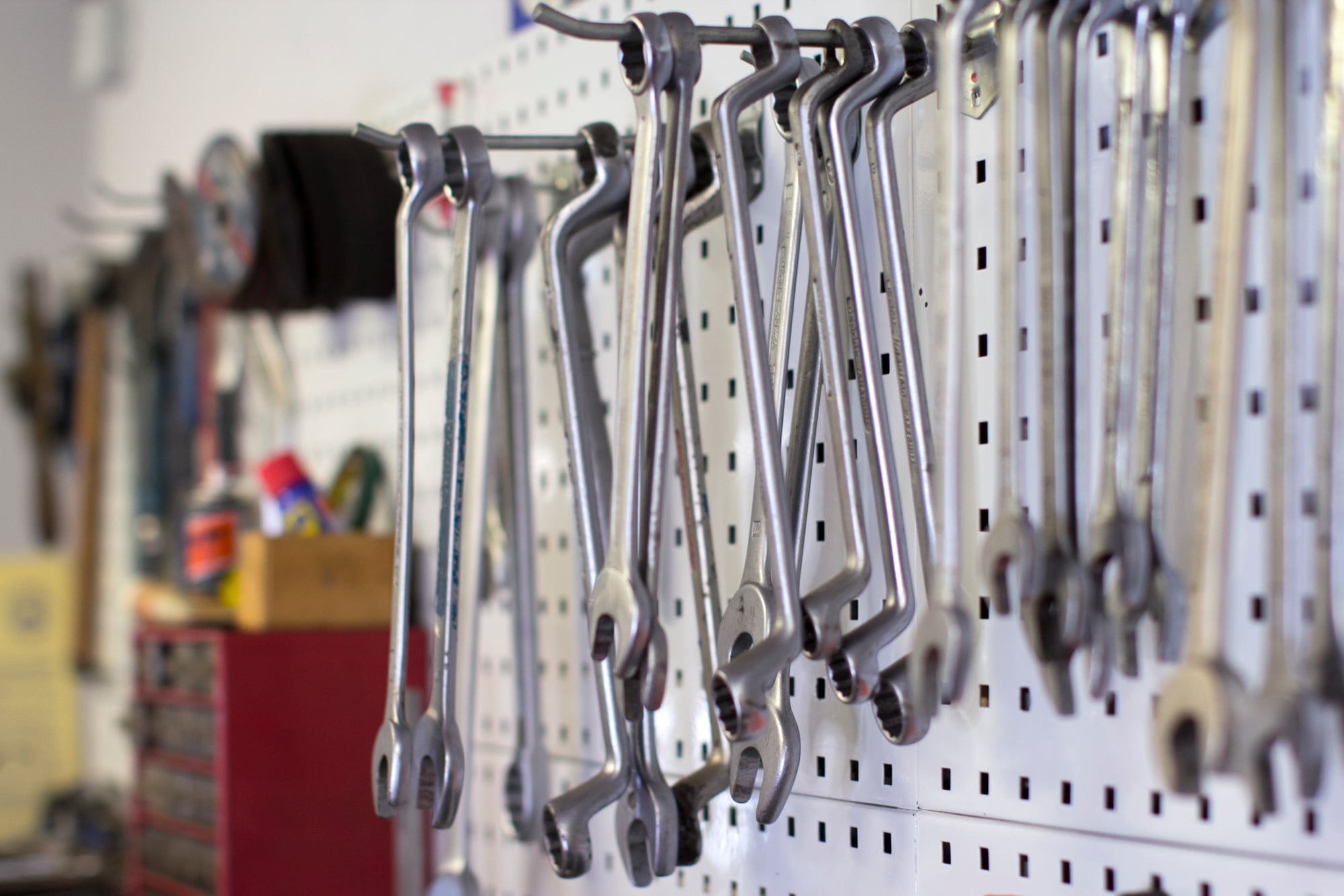 Metallwand mit Werkzeugschlüsseln