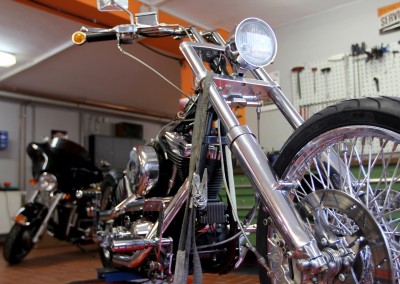 Hintergrundbild im Header der Webseite von V2 Mastercraft - zeigt eine glänzende Harley Davidson